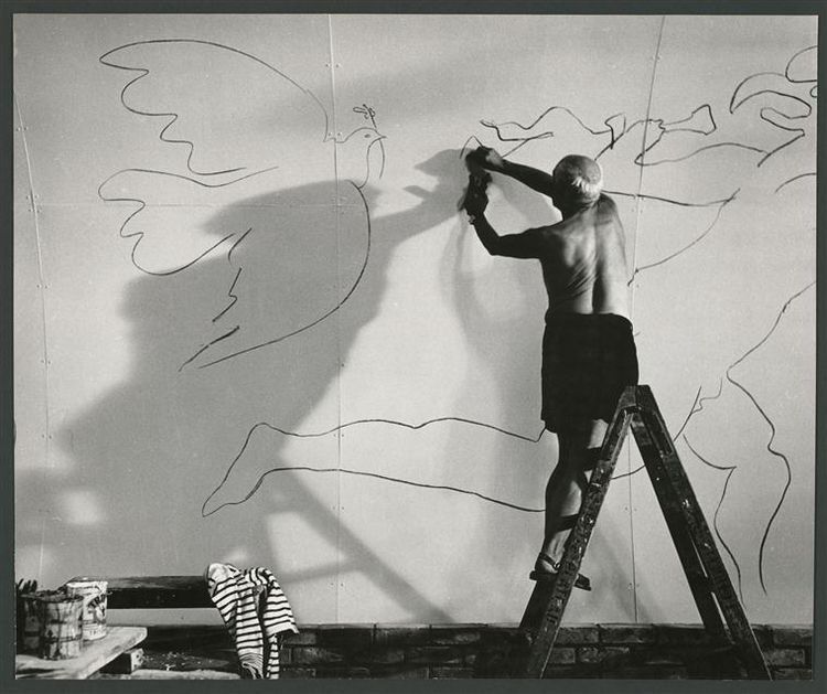 Pablo Picasso au château de Vallauris réalisant une esquisse de « La Guerre et la Paix" pendant le tournage d’un documentaire de Luciano Emmer